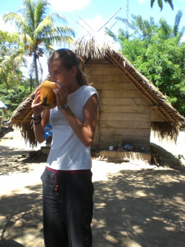 Kokossap drinken in Suriname