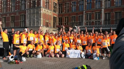Alle Run4Air hardlopers bij elkaar vlak voor de start in Amsterdam